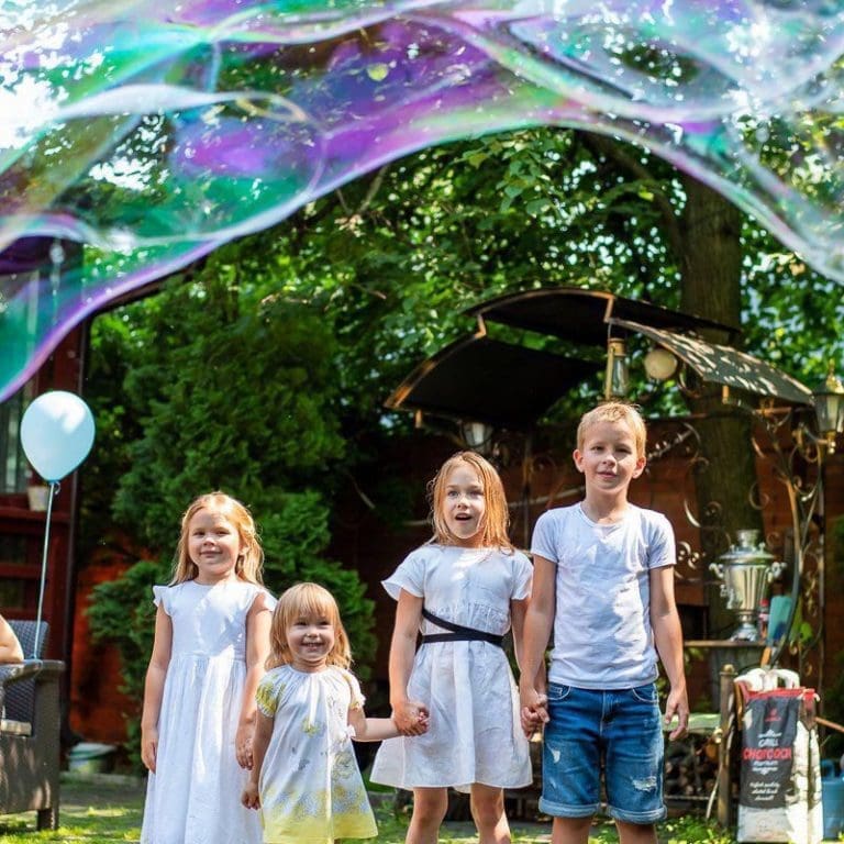 Шоу мыльных пузырей на открытом воздухе в Вене