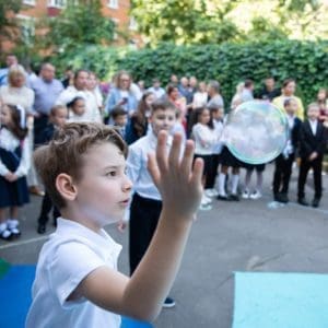 Мальчик смотрит на пузырь