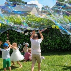 Дети играют с пузырями