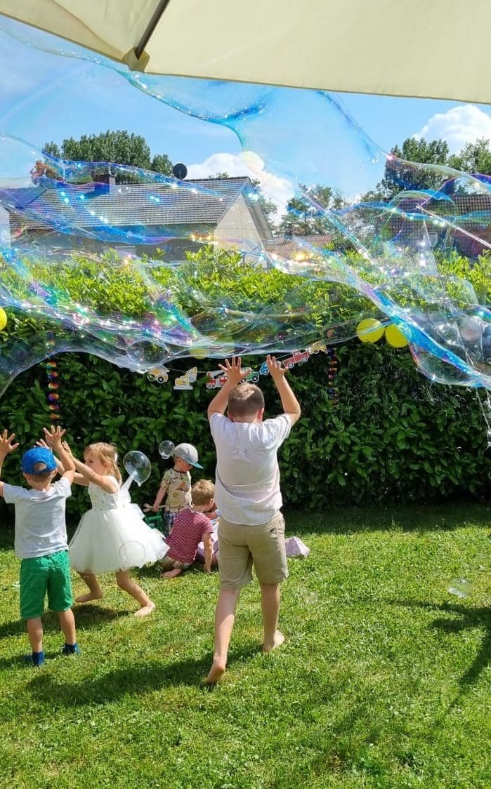 Дети играют с пузырями