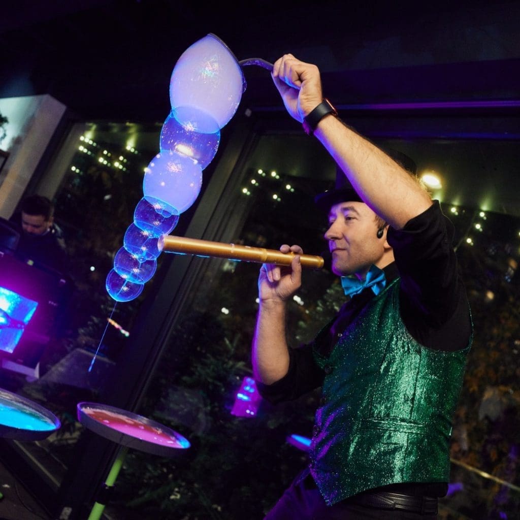 Egor Hahuleac во время шоу мыльных пузырей на свадьбу делает цепь из 7 пузырей разных цветов и размеров