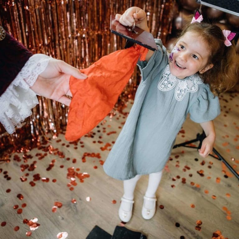 Яркий реквизит фокусника