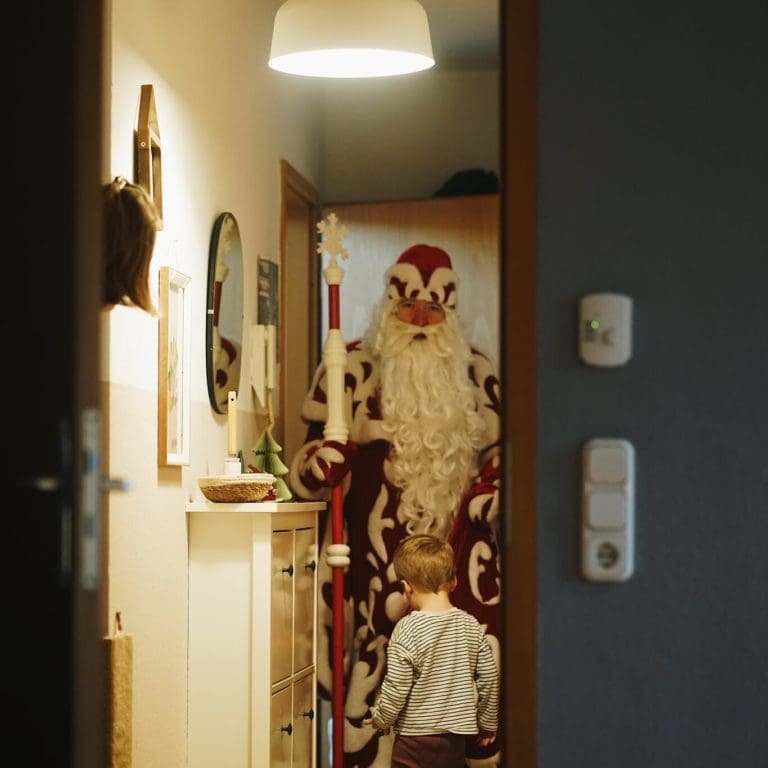 Weihnachtsmann Egor Hahuleac betritt das Zuhause, um ein Kind zu Weihnachten zu überraschen