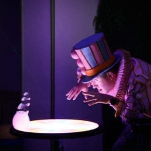 Egor Hahuleac formt mit Helium außergewöhnliche Figuren aus Seifenblasen während der Show in Wien