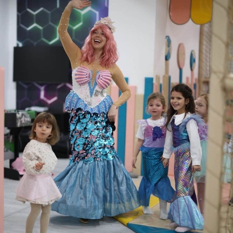 Vera Hahuleac als Meerjungfrau begrüßt Kinder vor der Seifenblasenshow